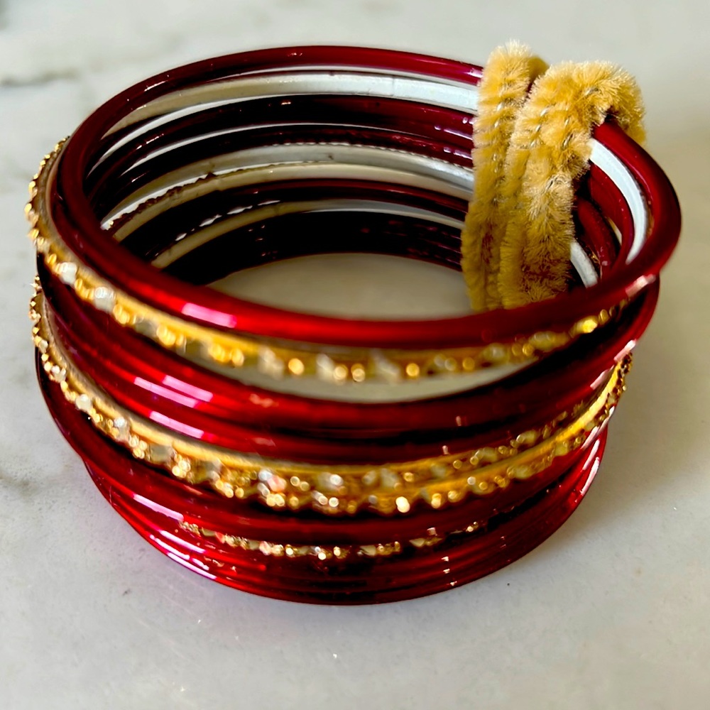 ✨🧞♀️Set of 16 Metallic Red & Gold Bangles✨